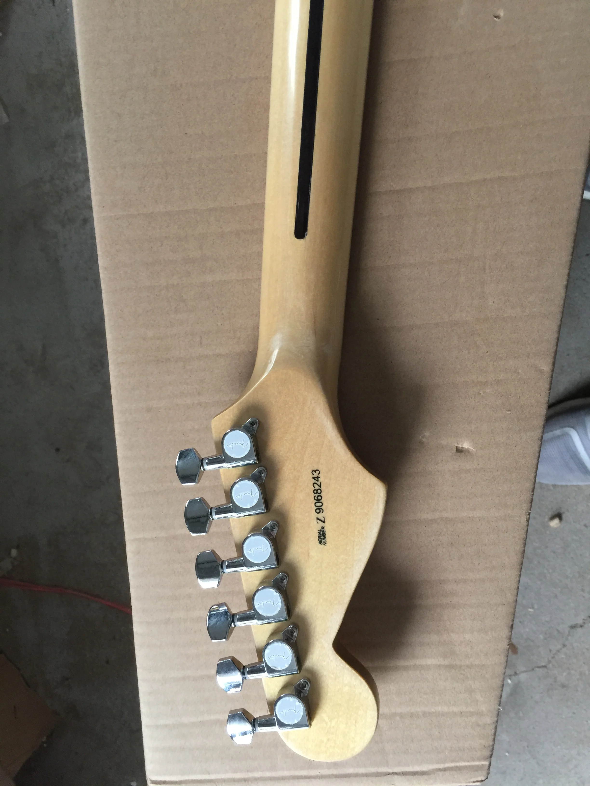 Høj kvalitet FDST-1006 hvid farve solid body med hvide pickguard ahorn gribebræt elektrisk guitar, Gratis fragt 0