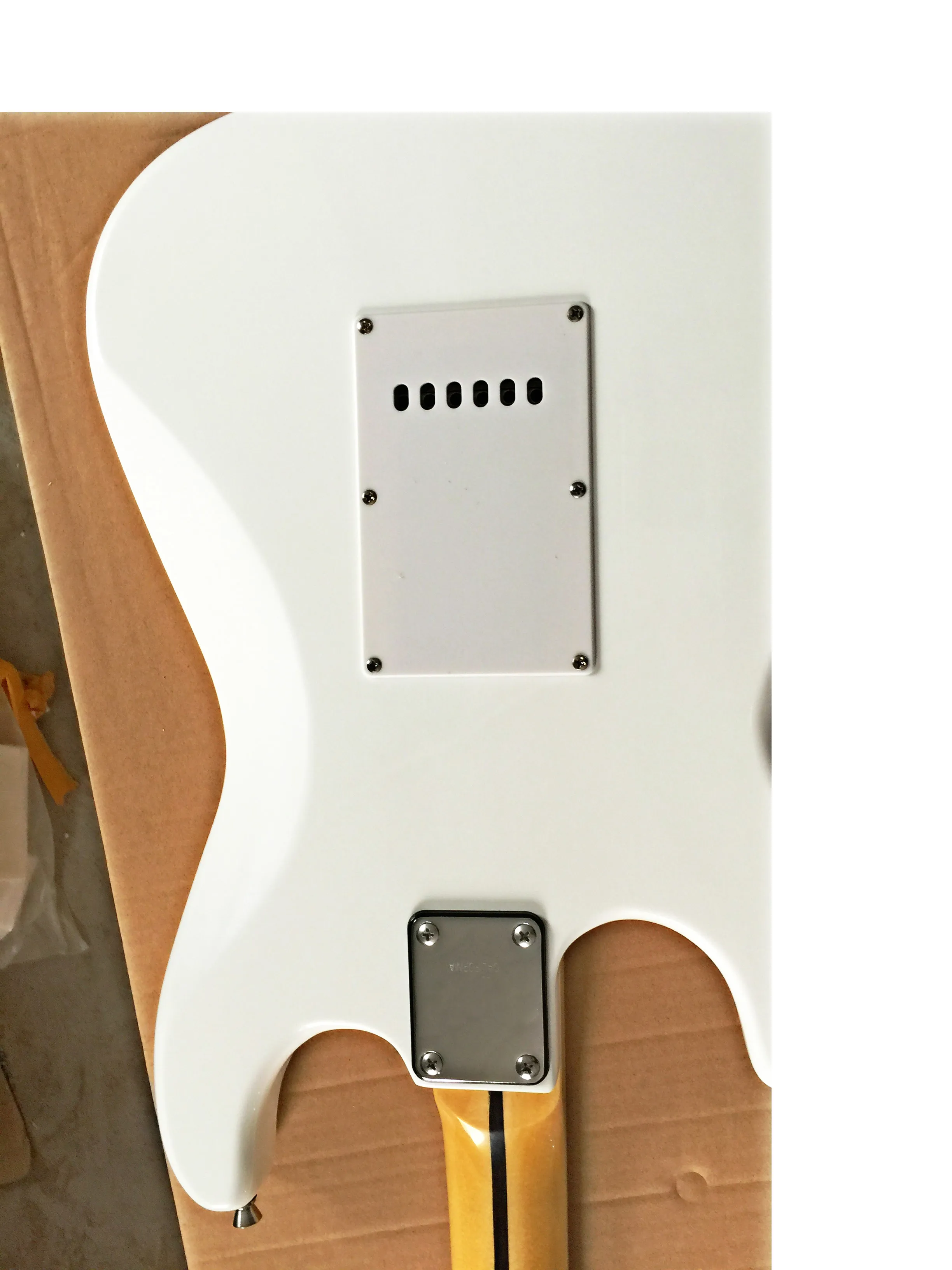 Høj kvalitet FDST-1006 hvid farve solid body med hvide pickguard ahorn gribebræt elektrisk guitar, Gratis fragt 1