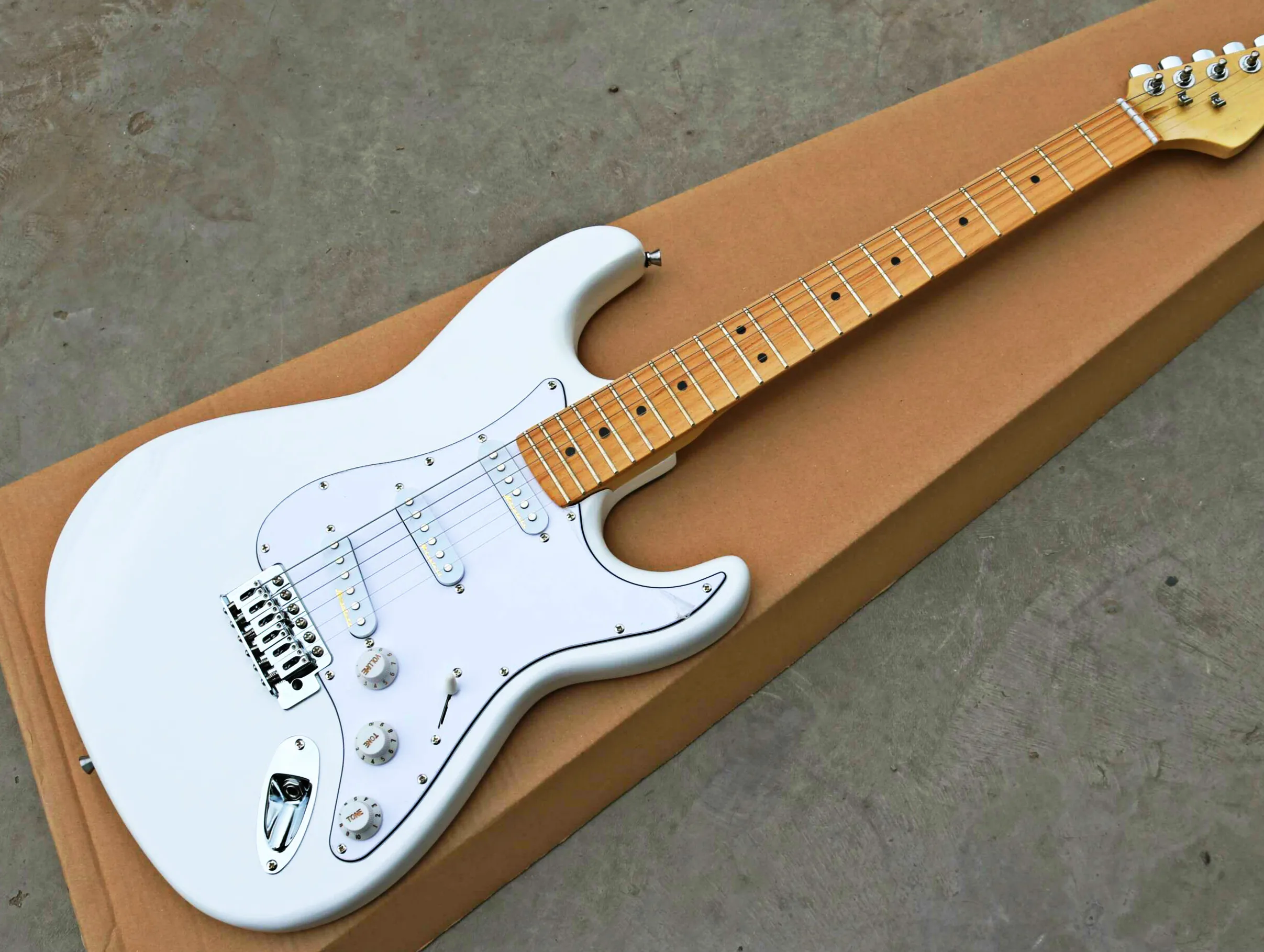 Høj kvalitet FDST-1006 hvid farve solid body med hvide pickguard ahorn gribebræt elektrisk guitar, Gratis fragt 2